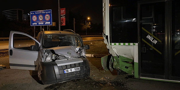 Bursa'da hafif ticari araç park halindeki otobüse çarptı