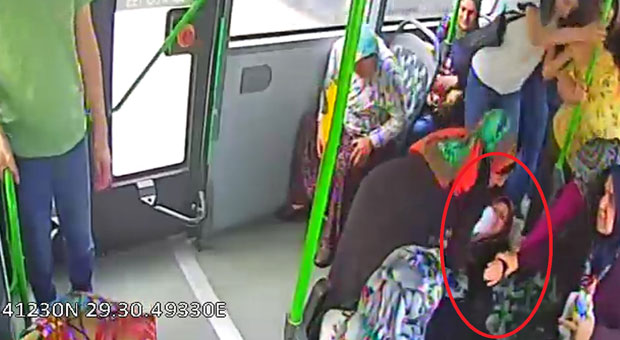 Bursa’da halk otobüsünde kalp krizi geçiren yolcuyu şoför hastaneye ulaştırdı