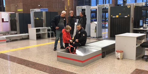 Bursa'da havaalanı polisi bu işe şaştı kaldı! 6 yaşındaki çocuğun çantasından çıktı