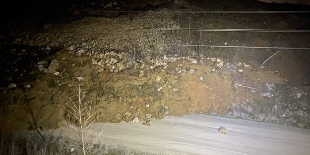 Bursa'da heyelan! Yol ulaşıma kapandı