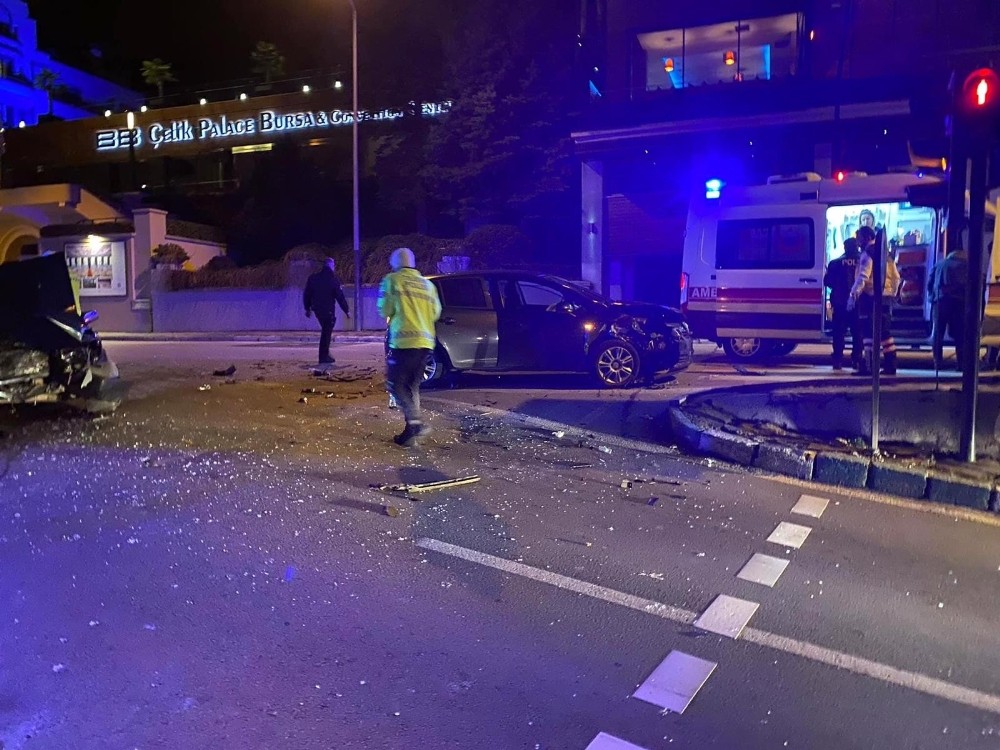 Bursa’da iki araç çarpıştı: 3 yaralı 