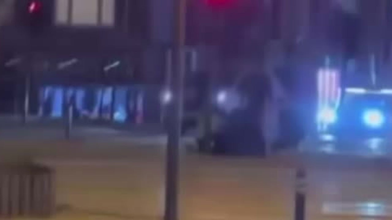 Bursa’da iki genç sokak ortasında kavga etti! O anlar kamerada