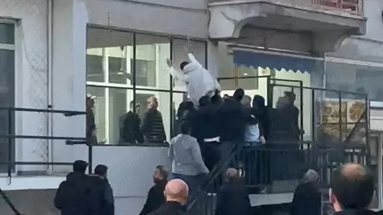 Bursa'da iki grup arasındaki tekme ve sopalı kavga kamerada