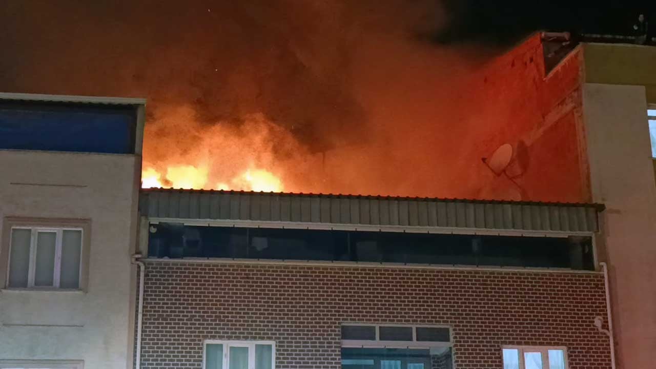 Bursa'da iki katlı evin çatısında yangın çıktı