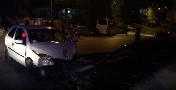 Bursa'da iki otomobil çarpıştı: 6 kişi yaralandı
