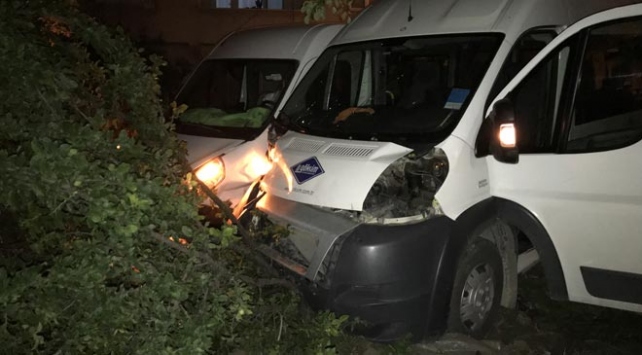Bursa'da iki servis minibüsü çarpıştı: 7 kişi yaralı