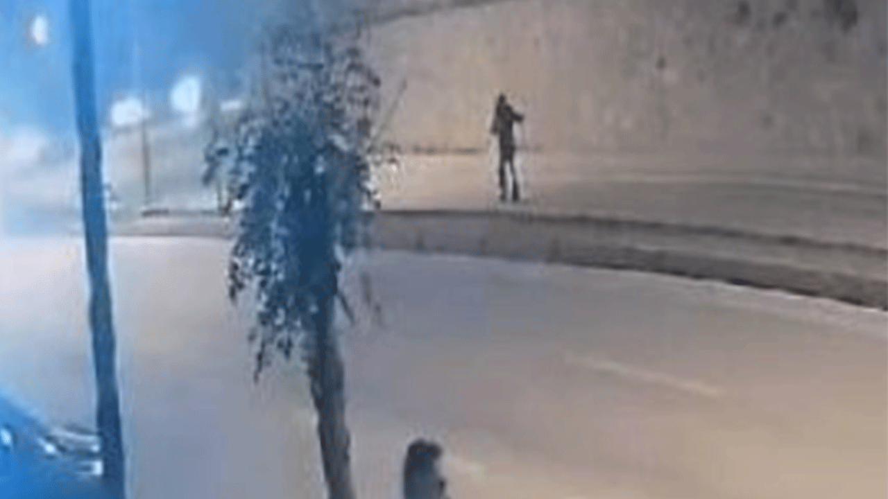 Bursa'da ilginç anlar: Motosiklet 30 metre sürüklendi, ayağa kalkıp yürümeye devam etti!