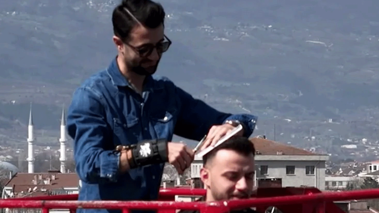 Bursa'da ilginç anlar: Müşterisini bakın nerede tıraş etti!