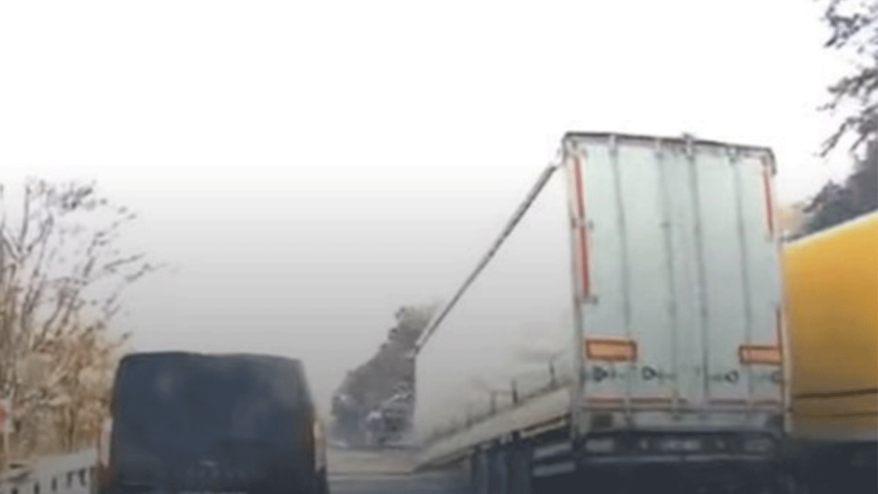 Bursa'da ilginç anlar: Tırın dorsesi koparak yol ortasında kaldı!