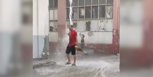 Bursa'da ilginç anlar! Yağmuru fırsat bilip banyo yaptı