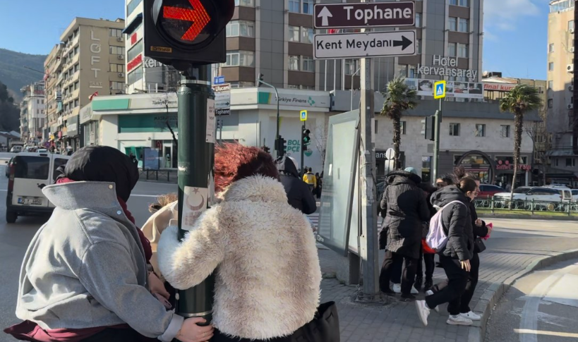 Bursa'da ilginç manzaralar: Trafik lambasına yapıştılar!