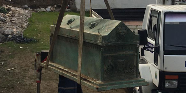 Bursa'da inanılmaz olay! Bahçede Roma dönemine ait bronz lahit bulundu