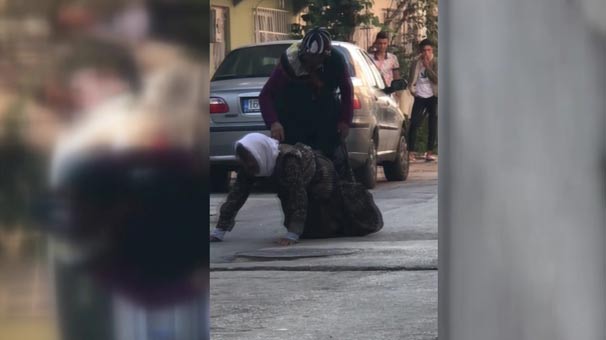 Bursa’da insafsız gelin, kaynanasını sokak ortasında böyle dövdü