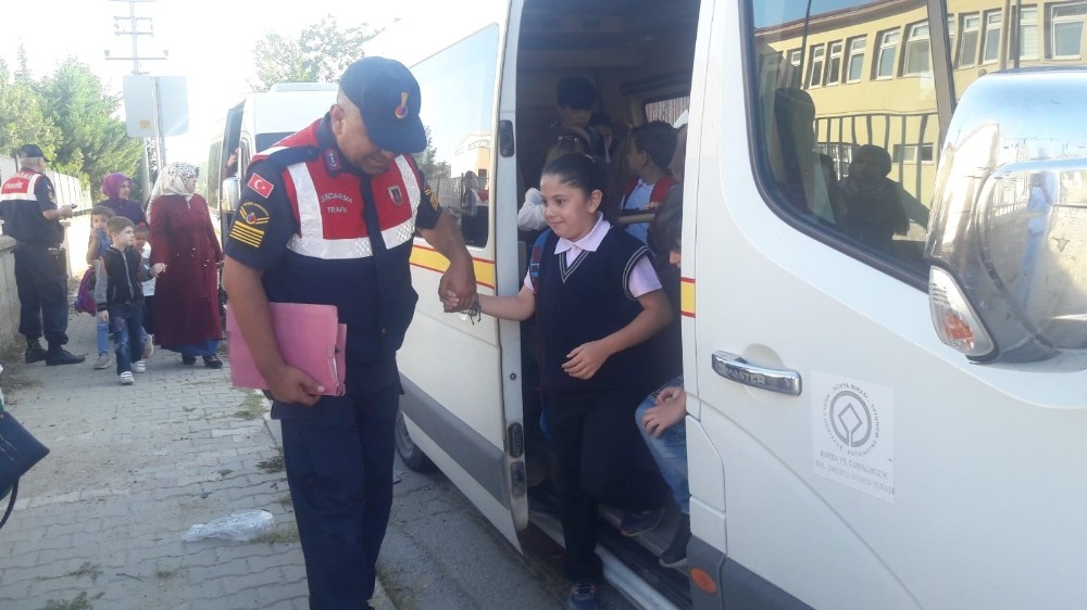 Bursa’da jandarma ekipleri servis denetiminde 