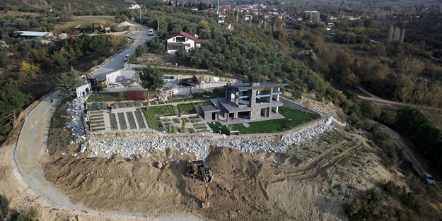 Bursa'da kaçak villa yıkıldı