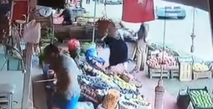 Bursa'da kadınların tezgah kavgasında fırlatılan armut, 'silah' sayıldı