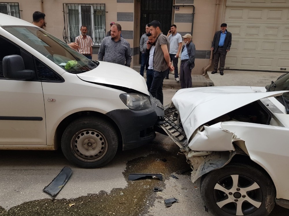 Bursa’da kafa kafaya çarpıştılar: 2 yaralı 