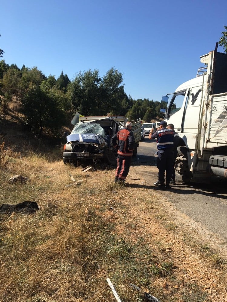 Bursa’da kamyon ile kamyonet çarpıştı: 1 ölü 