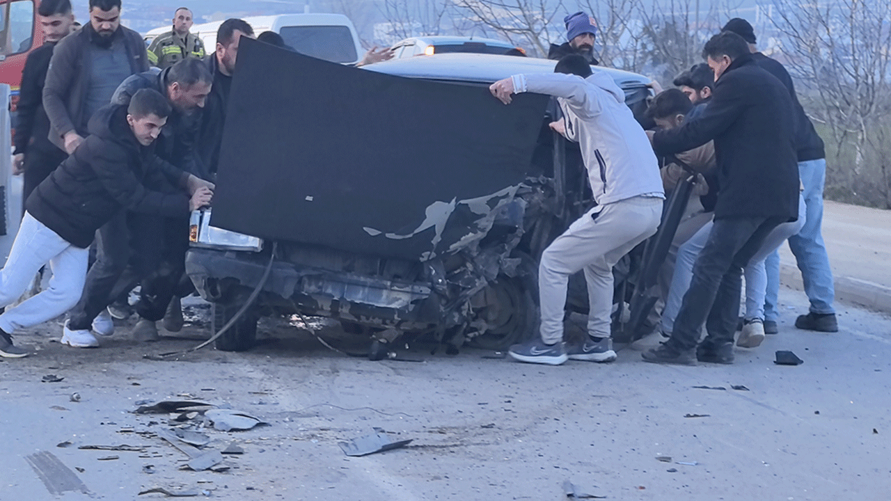 Bursa'da kamyon ile otomobil kafa kafaya çarpıştı!