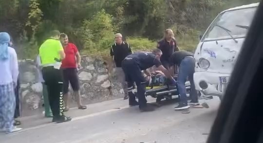 Bursa’da kamyonet otomobile çarptı: 4 yaralı