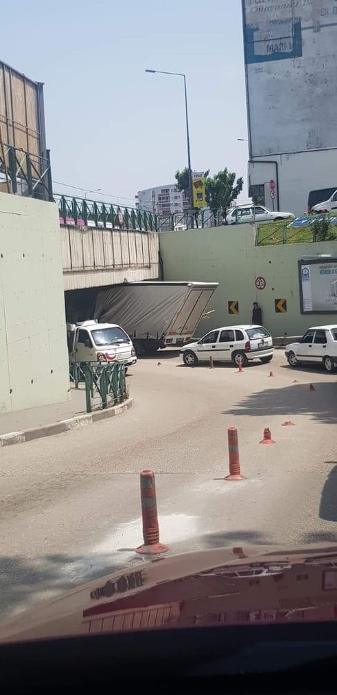 Bursa’da kamyonet tünelde sıkıştı 