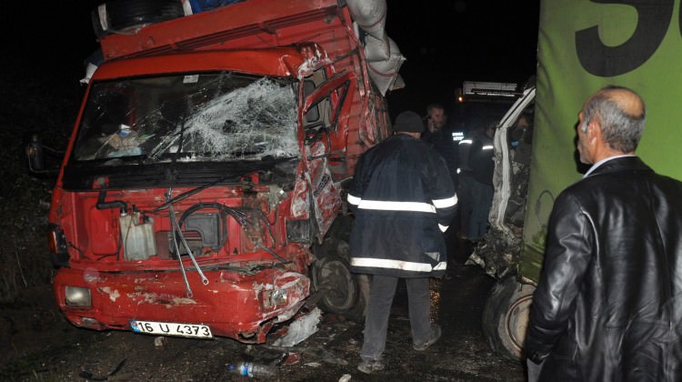 Bursa'da kamyonlar kafa kafaya çarpıştı