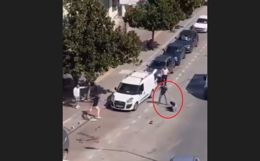 Bursa’da kan donduran olay kamerada! Yolun ortasında akrabasını bıçakladı