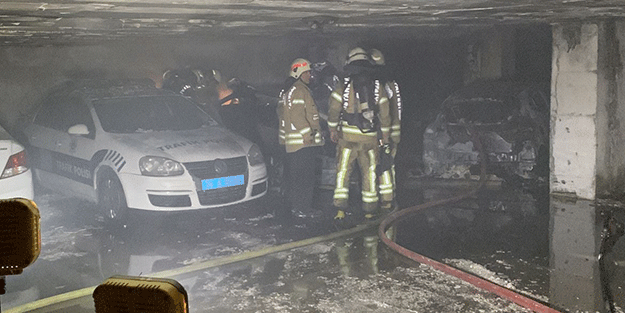 Bursa'da katlı otoparktaki 3 otomobil yandı