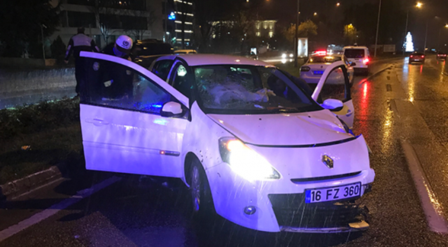 Bursa’da kayganlaşan yolda otomobil elektrik direğine çarptı: 3 yaralı