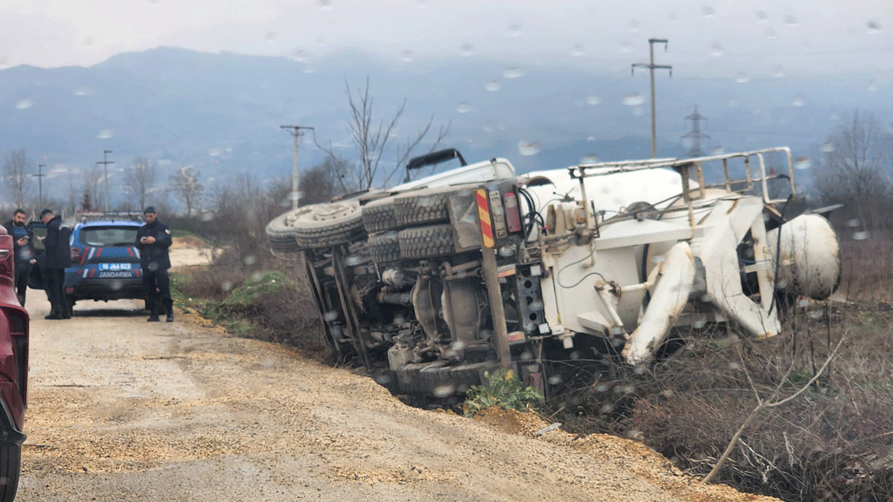 Bursa'da kaza! Beton mikseri devrildi, sürücü yaralandı
