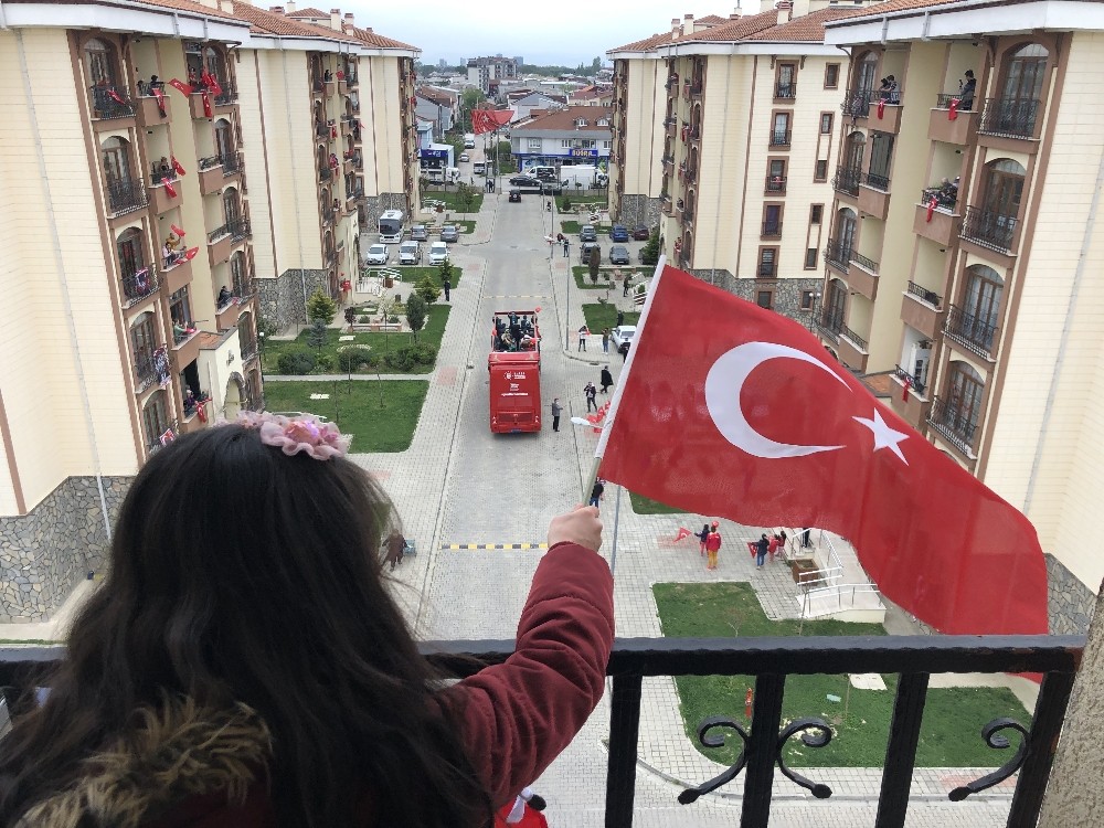 Bursa’da kısıtlamaya rağmen çocuklara 23 Nisan sürprizi 