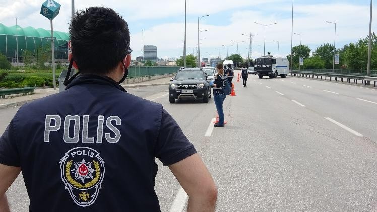 Bursa’da kısıtlamaya uymayan 462 kişiye 1 milyon 300 bin lira ceza 