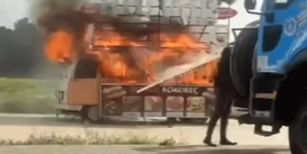 Bursa'da kokoreç aracının alev alev yandığı anlar kamerada