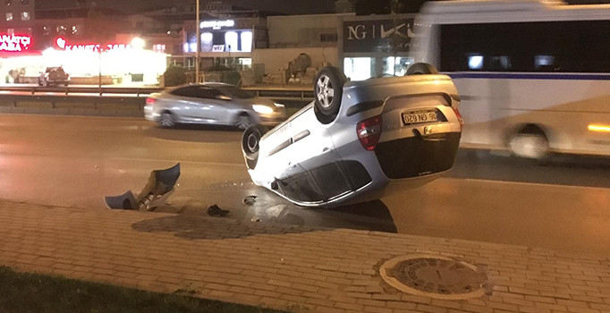 Bursa’da kontrolden çıkan araç takla attı