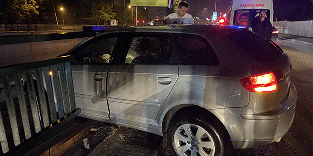 Bursa'da kontrolden çıkan otomobil bariyerde asılı kaldı