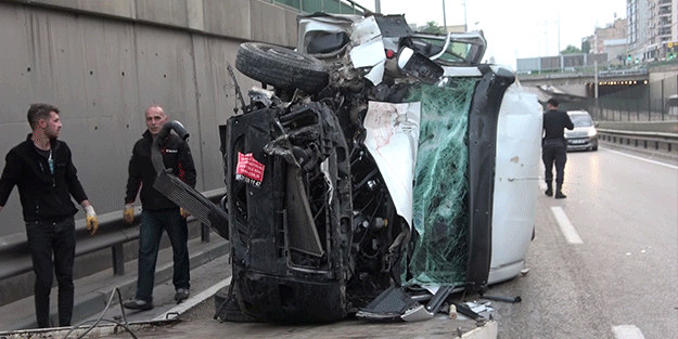 Bursa’da kontrolden çıkan ticari minibüs devrildi