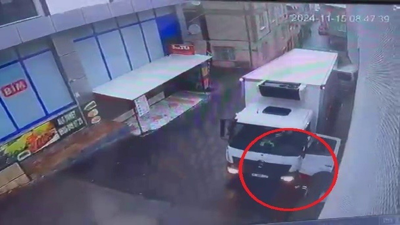 Bursa’da korku dolu anlar! Kamyonun kapısında asılı kaldı canını zor kurtardı