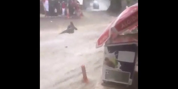 Kentte korku dolu anlar! Sel sularına kapılan kadın metrelerce sürüklendi