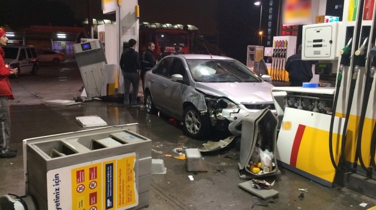 Bursa'da korkunç kaza! Akaryakıt istasyonuna daldı