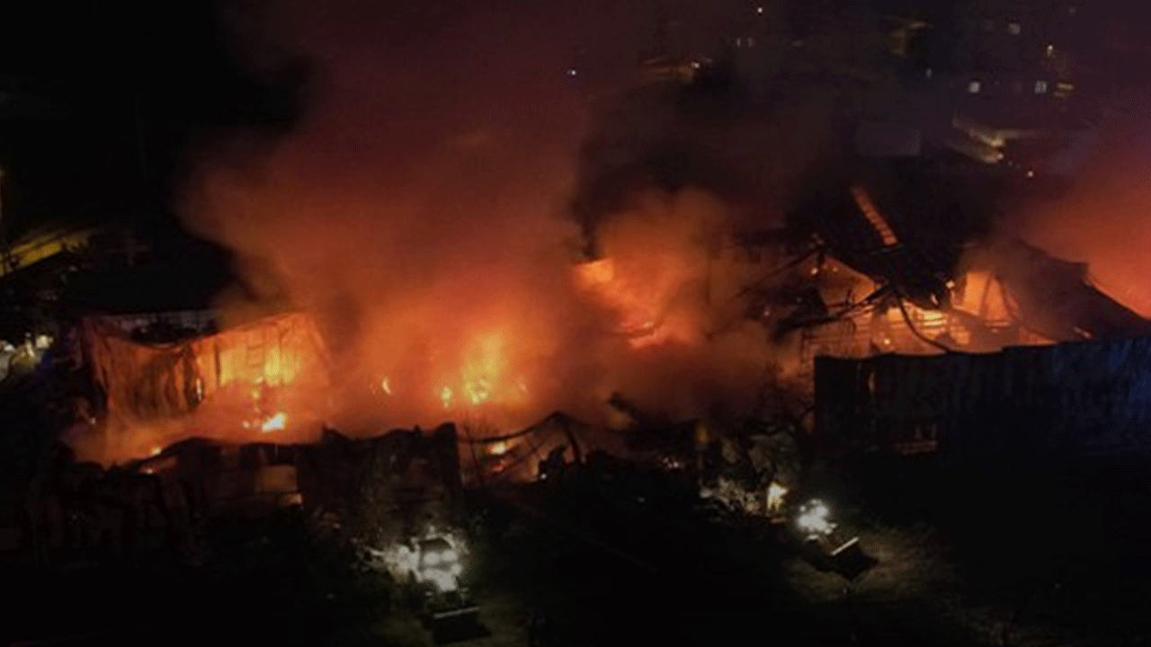 Bursa'da korkutan yangın: Gıda deposu küle döndü!