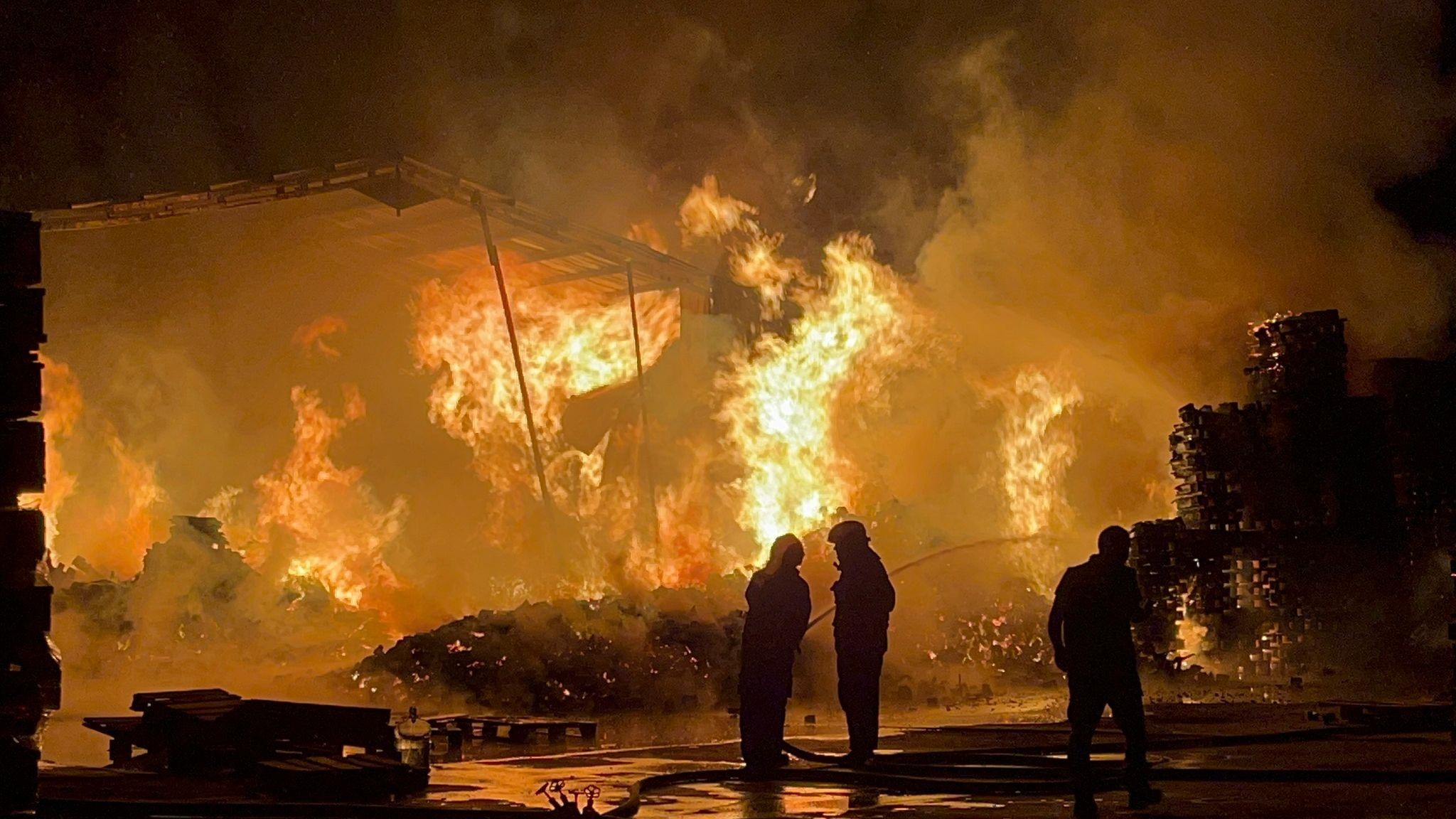 Bursa'da korkutan yangın: Palet fabrikası geceyi aydınlattı