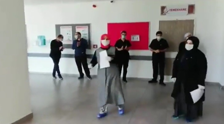 Bursa’da korona virüsü yenen hastalar alkışlarla yolcu ediliyor 