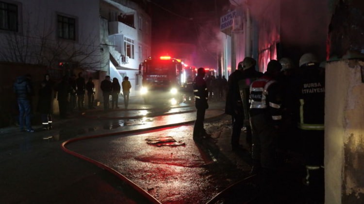 Bursa'da kumaş deposunda yangın