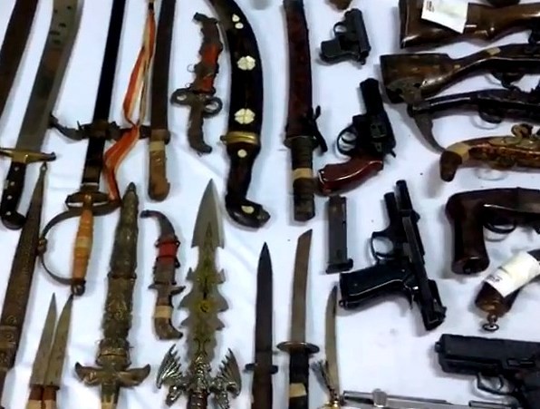 Bursa’da lastikçi dükkanından silah ve kılıç cephanesi çıktı 