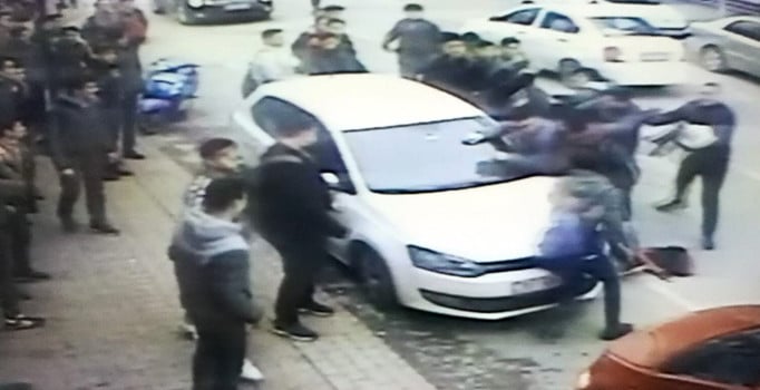 Bursa’da liseliler birbirine girdi, ortalık savaş alanına döndü