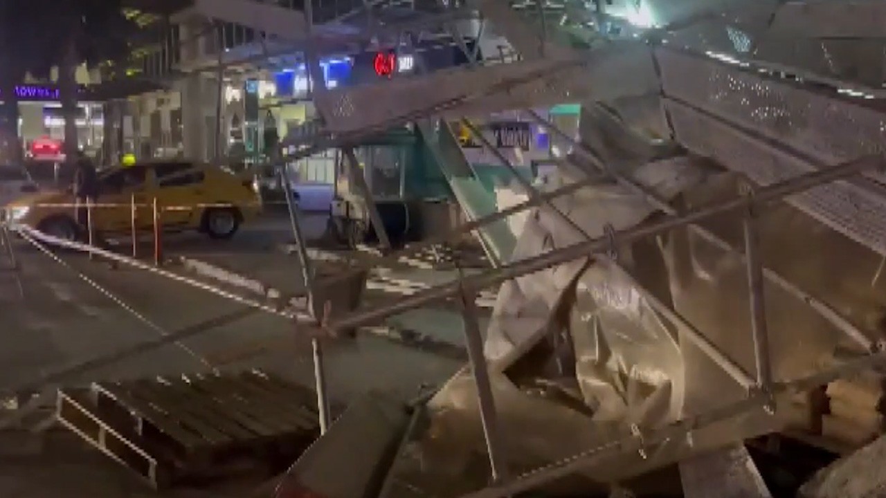 Bursa'da Lodos etkili oldu! Reklam panoları devrildi