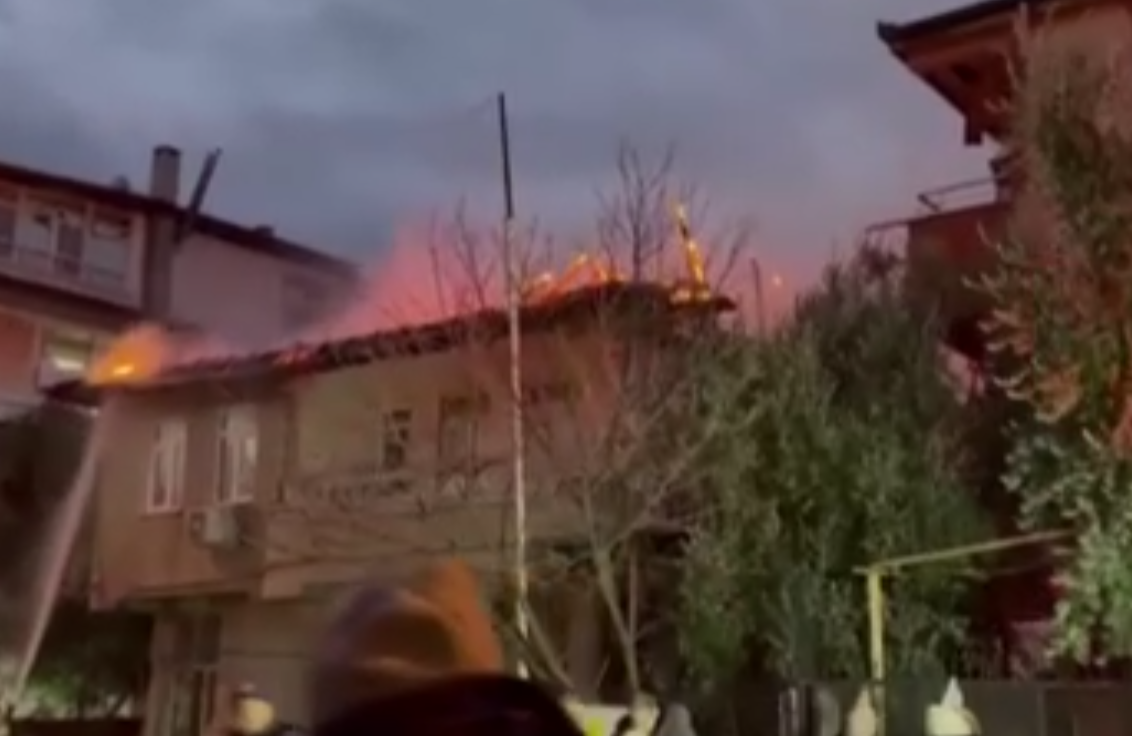 Bursa'da lodosun körüklediği yangında ilginç anlar! Dünya yansa umurunda değil! Alevler içinde sigara keyfi