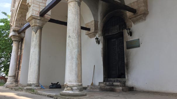 Bursa’da madde bağımlıları ısınmak için tarihi türbenin tarihi kapısını yaktı