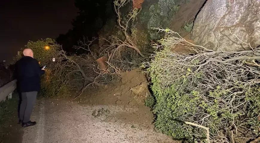 Bursa'da mahalle yolu heyelan nedeniyle ulaşıma kapandı