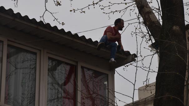 Bursa’da 'Mahalleli sevmiyor' diye çatıya çıktı